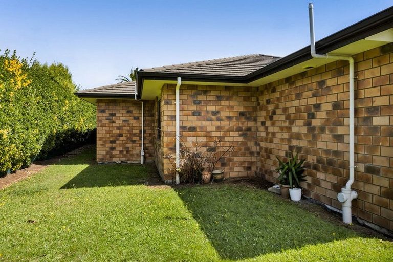 Photo of property in 8 County Drive, Hawera, 4610