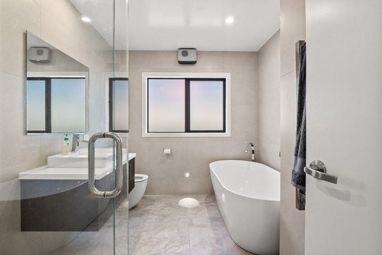 Photo of property in 17 Howden Drive, Jacks Point, 9371