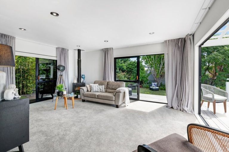 Photo of property in 6 Crown Road, Tindalls Beach, Whangaparaoa, 0930