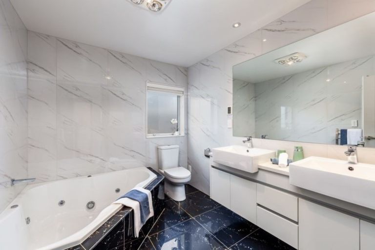 Photo of property in 64 Huntington Park Drive, Greenhithe, Auckland, 0632