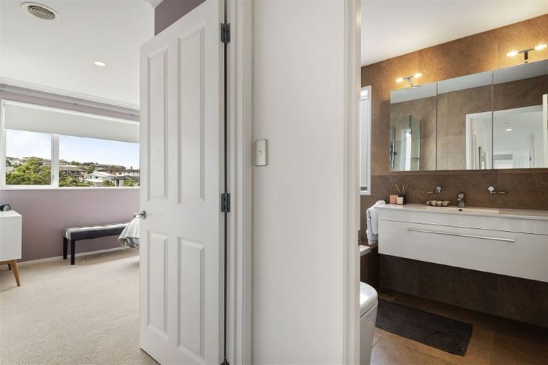 Photo of property in 12 Ilam Lane, Fairview Heights, Auckland, 0632