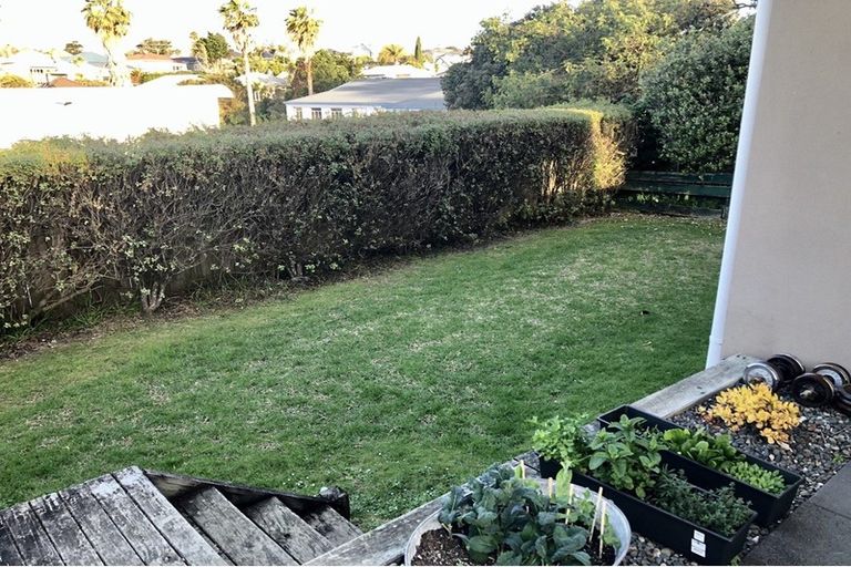 Photo of property in 6/28 William Bond Street, Stanley Point, Auckland, 0624