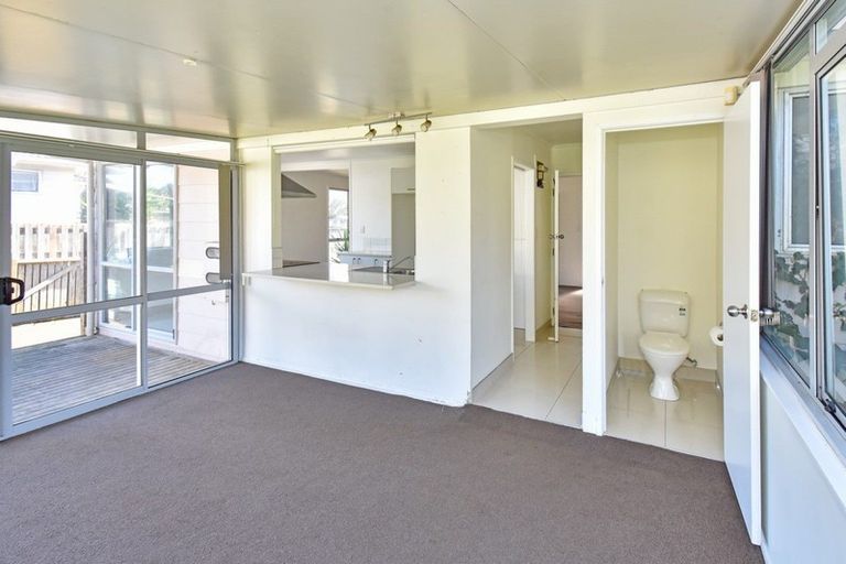 Photo of property in 31 Becker Drive, Weymouth, Auckland, 2103