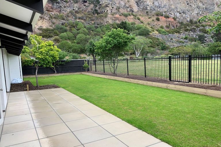 Photo of property in 26 Raekura Place, Redcliffs, Christchurch, 8081