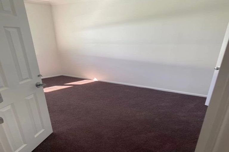 Photo of property in 27 Clinton Avenue, Te Atatu Peninsula, Auckland, 0610