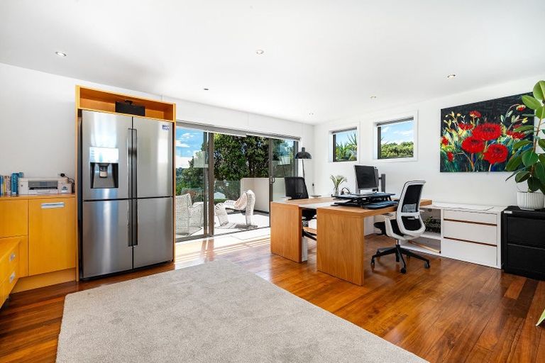 Photo of property in 8 Nevay Road, Karaka Bays, Wellington, 6022