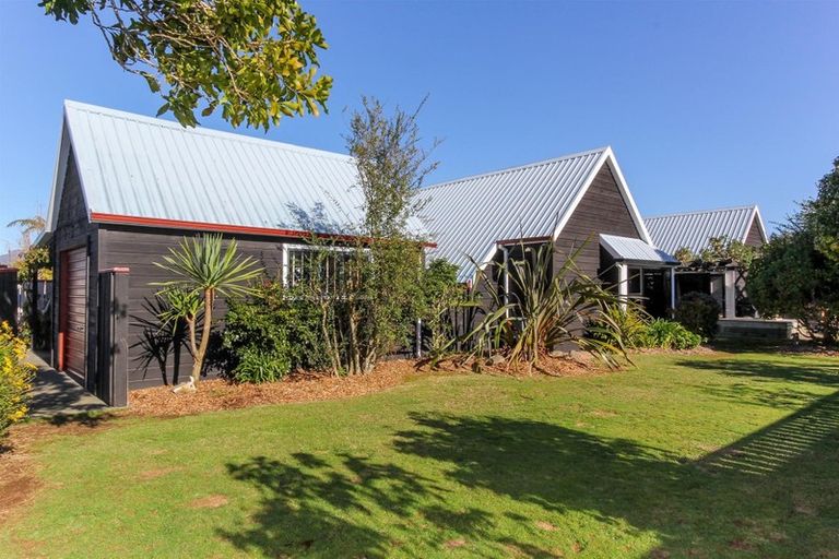 Photo of property in 51 Heta Road, Highlands Park, New Plymouth, 4312