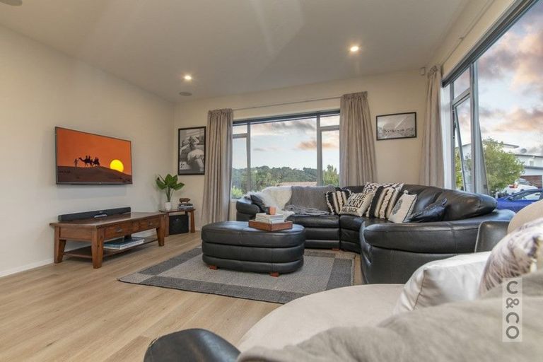 Photo of property in 1 Tauwaka Crescent, Riverhead, 0820