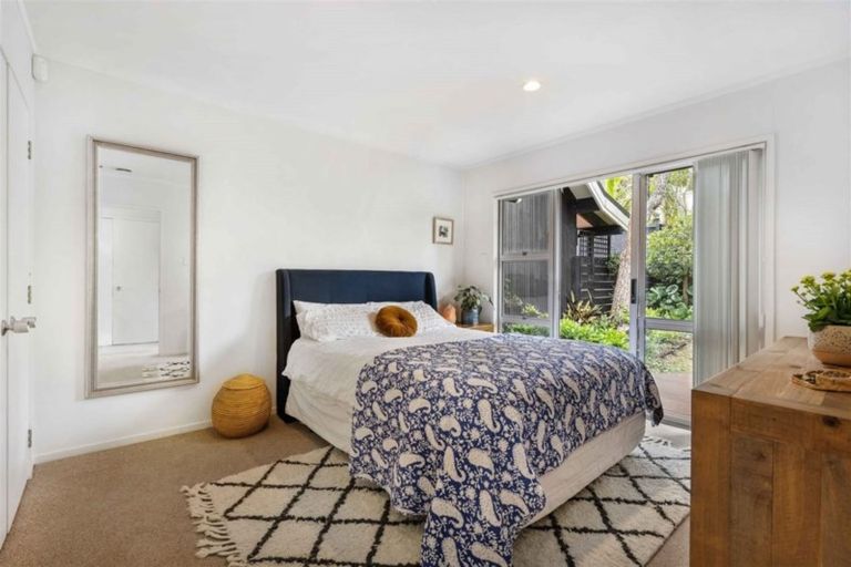 Photo of property in 1/41 Ravenwood Drive, Forrest Hill, Auckland, 0620