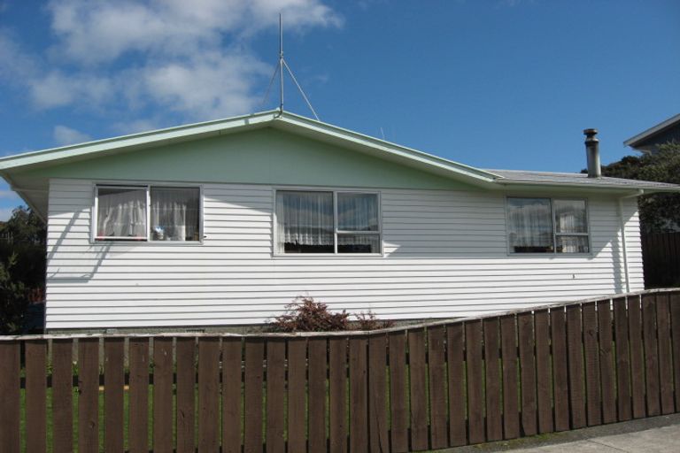 Photo of property in 3 Newburn Grove, Wainuiomata, Lower Hutt, 5014