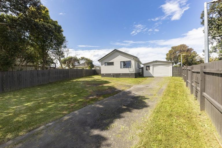 Photo of property in 22 Dungarvon Place, Clendon Park, Auckland, 2103