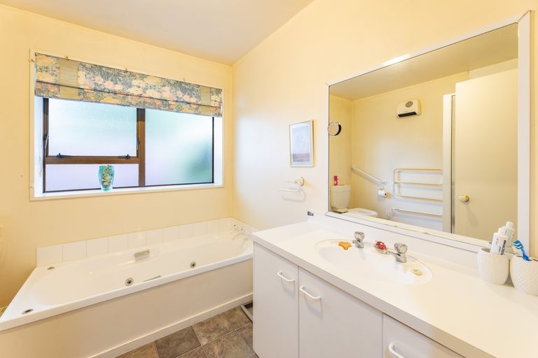 Photo of property in 2/215 Memorial Avenue, Burnside, Christchurch, 8053