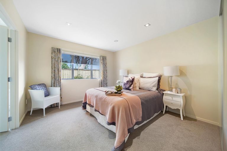 Photo of property in 26 Royalle Mews, Botany Downs, Auckland, 2010
