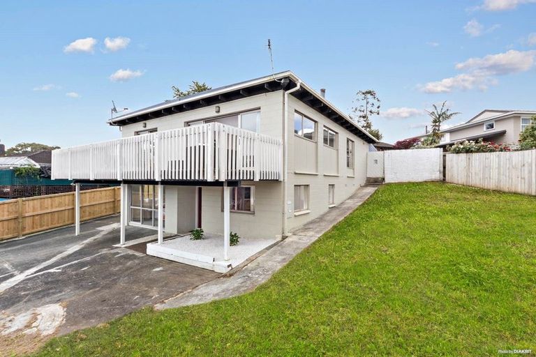 Photo of property in 10 Halcombe Place, Green Bay, Auckland, 0604