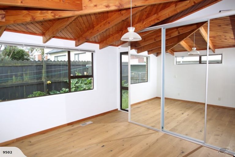 Photo of property in 2/162 East Coast Road, Forrest Hill, Auckland, 0620