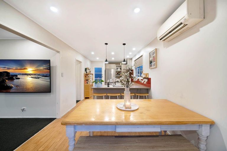 Photo of property in 86 Rosewarne Crescent, Glendene, Auckland, 0602