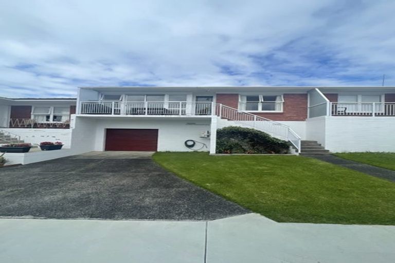 Photo of property in 2/18 Westwell Road, Belmont, Auckland, 0622