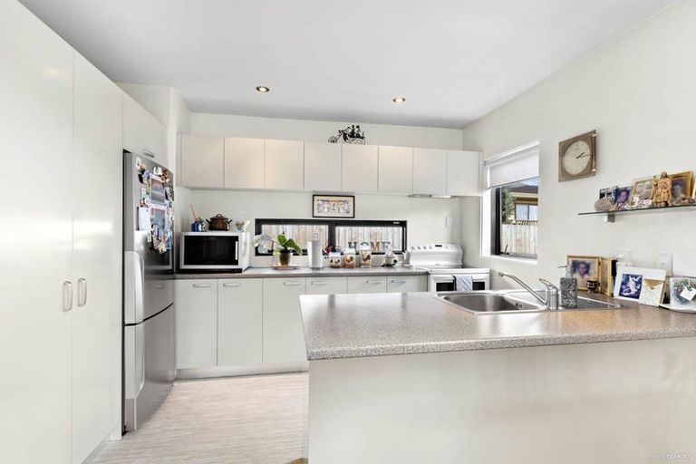 Photo of property in 2/84 Prince Regent Drive, Half Moon Bay, Auckland, 2012