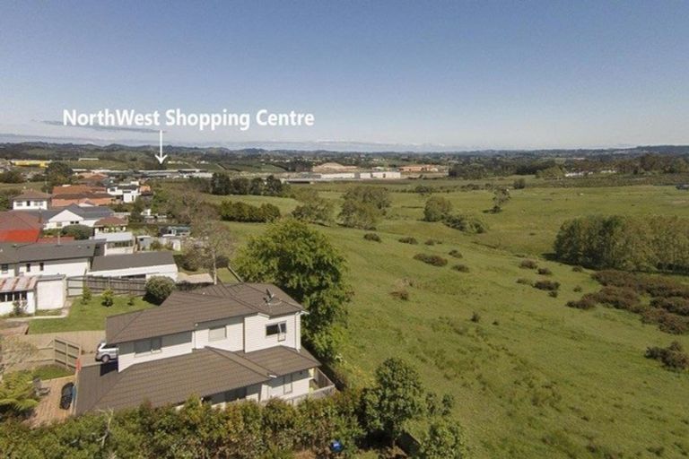 Photo of property in 50 Hobsonville Road, West Harbour, Auckland, 0618
