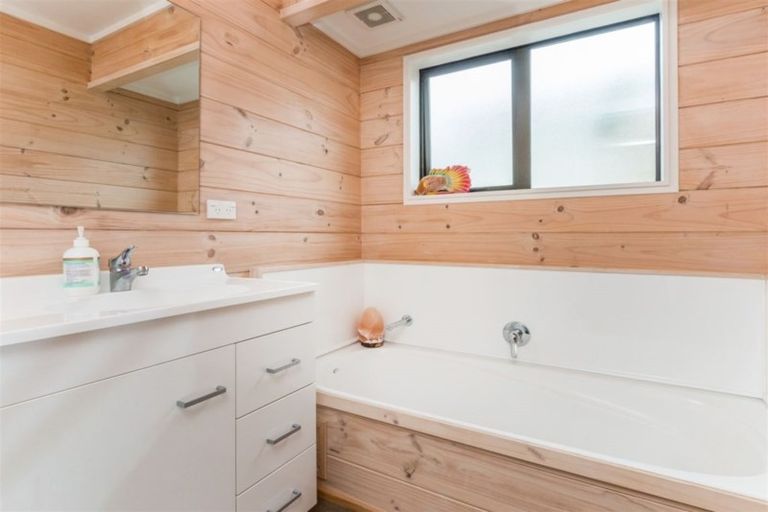 Photo of property in 1/27 St Leonards Road, Kelston, Auckland, 0602