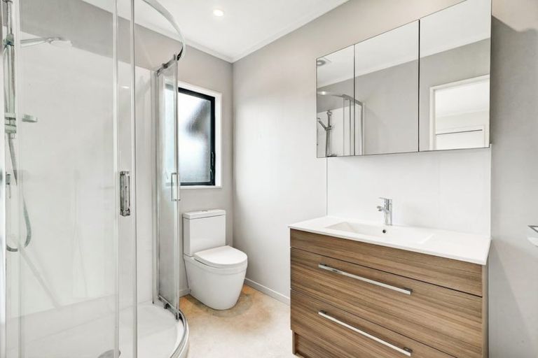 Photo of property in 2/28 Pahi Place, West Harbour, Auckland, 0618