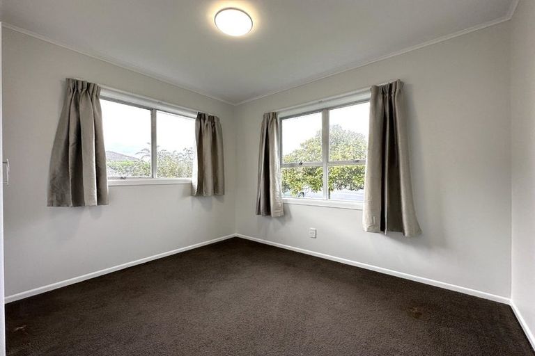 Photo of property in 19 Lydford Place, Glendene, Auckland, 0602