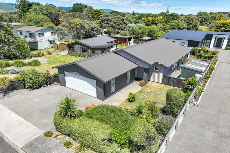 Photo of property in 6 Konini Crescent, Waikanae Beach, Waikanae, 5036
