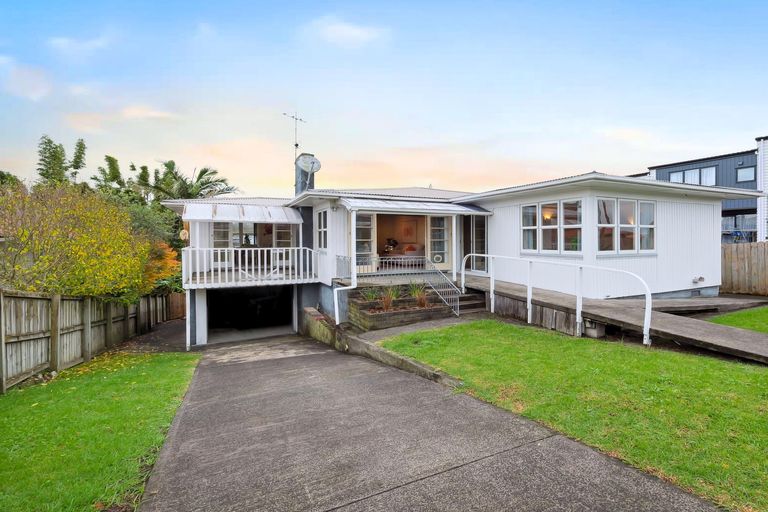 Photo of property in 16 Sylvan Crescent, Te Atatu South, Auckland, 0610