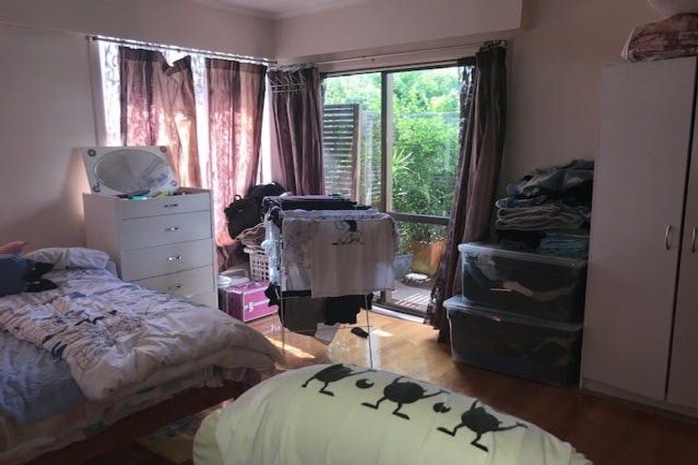 Photo of property in 2 Springside Place, New Lynn, Auckland, 0600