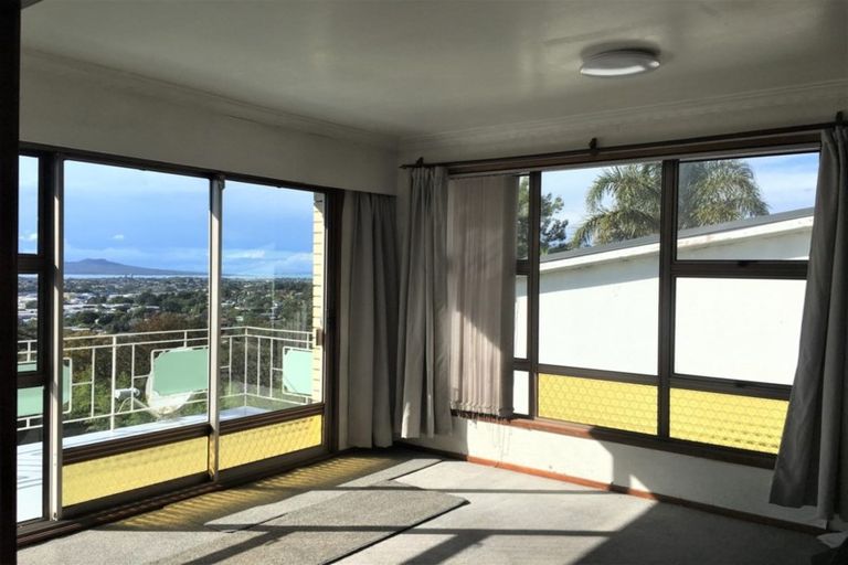 Photo of property in 637 Glenfield Road, Totara Vale, Auckland, 0629