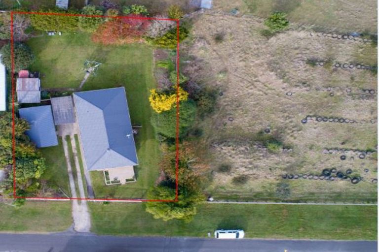 Photo of property in 35 Brassey Street, Waverley, 4510