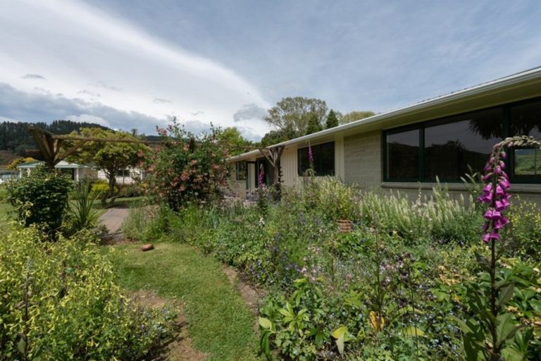Photo of property in 33 Mokena Kohere Street, Manakau, Levin, 5573
