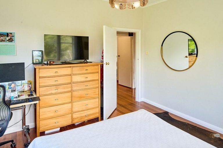 Photo of property in 1 Victory Crescent, Tawa, Wellington, 5028