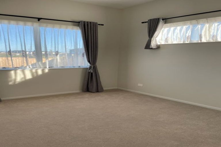 Photo of property in 8 Rossbeg Lane, Flat Bush, Auckland, 2019