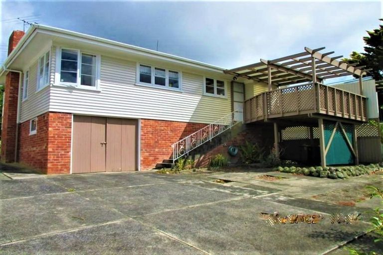 Photo of property in 37 St Leonards Road, Kelston, Auckland, 0602