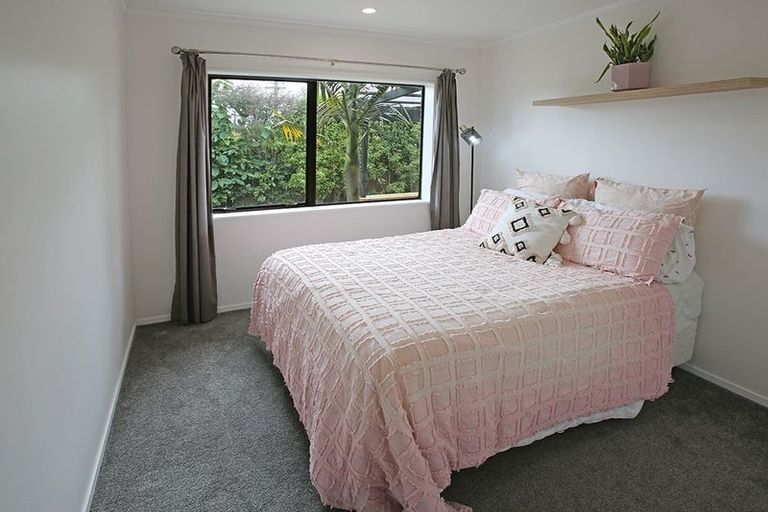 Photo of property in 1/28 Manuka Road, Glenfield, Auckland, 0629