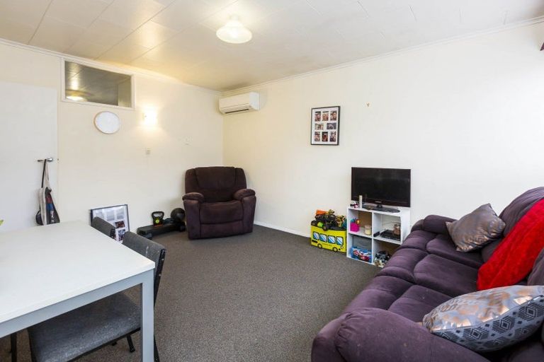 Photo of property in 2/24 Deller Grove, Silverstream, Upper Hutt, 5019