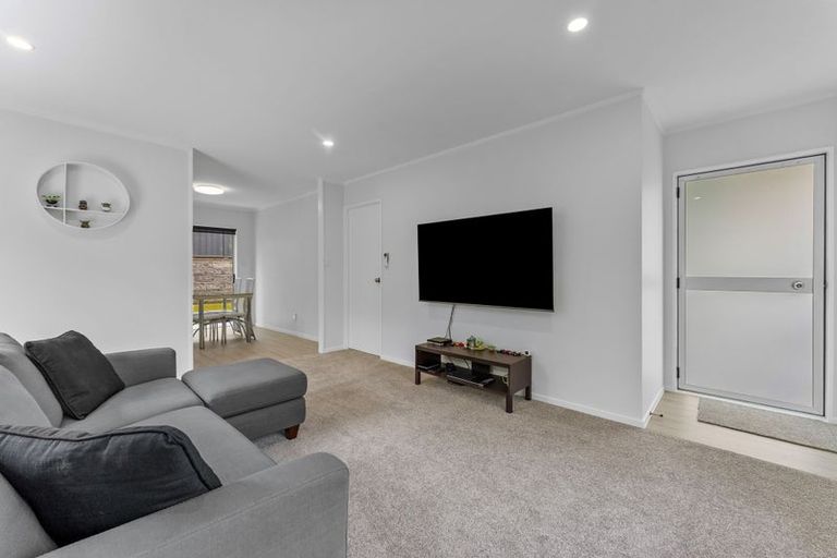 Photo of property in 1/14 Sunward Rise, Glenfield, Auckland, 0629