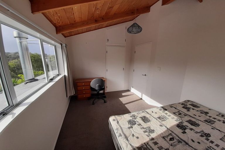 Photo of property in 14 La Roche Place, Northcote, Auckland, 0627
