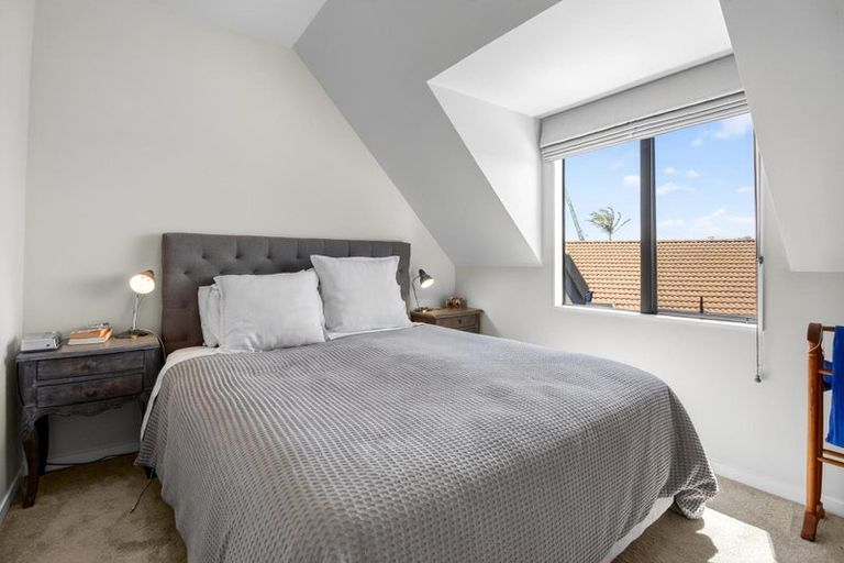 Photo of property in 28 Connemara Court, West Harbour, Auckland, 0618