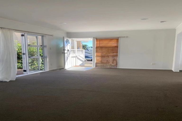 Photo of property in 1/12 De Thiery Place, Pakuranga Heights, Auckland, 2010