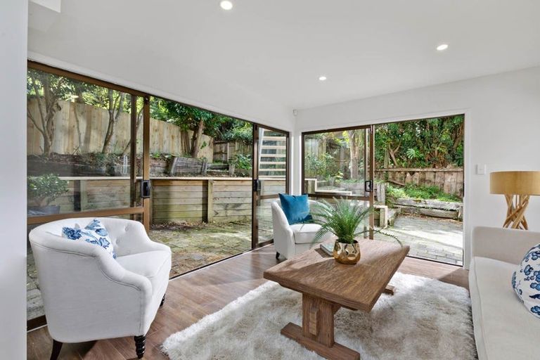 Photo of property in 2/51 Seaton Road, Murrays Bay, Auckland, 0630