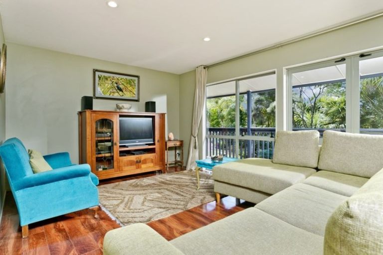 Photo of property in 3a Manon Crescent, Greenhithe, Auckland, 0632