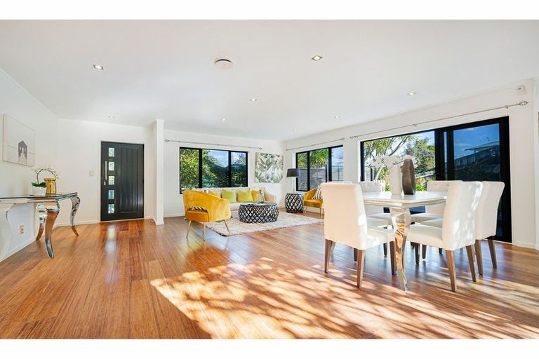 Photo of property in 17a Atkinson Road, Titirangi, Auckland, 0604