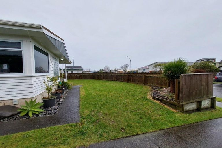 Photo of property in 8 Riversdale Drive, Merrilands, New Plymouth, 4312