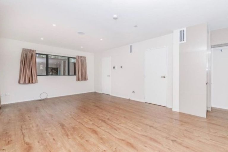 Photo of property in 3a Crystal Avenue, Glendene, Auckland, 0602