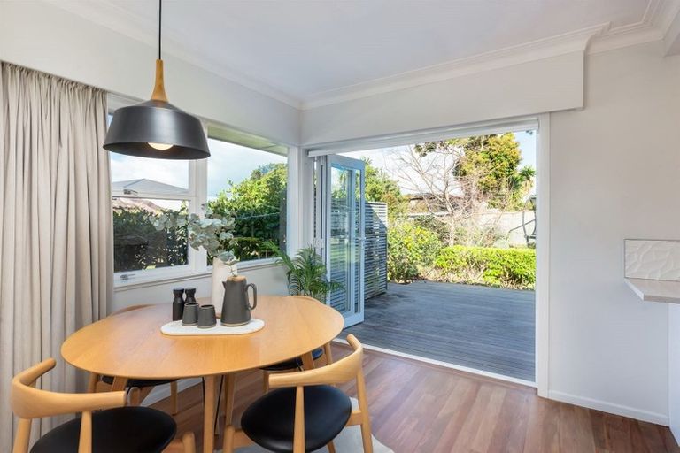 Photo of property in 33 Pupuke Road, Birkenhead, Auckland, 0627