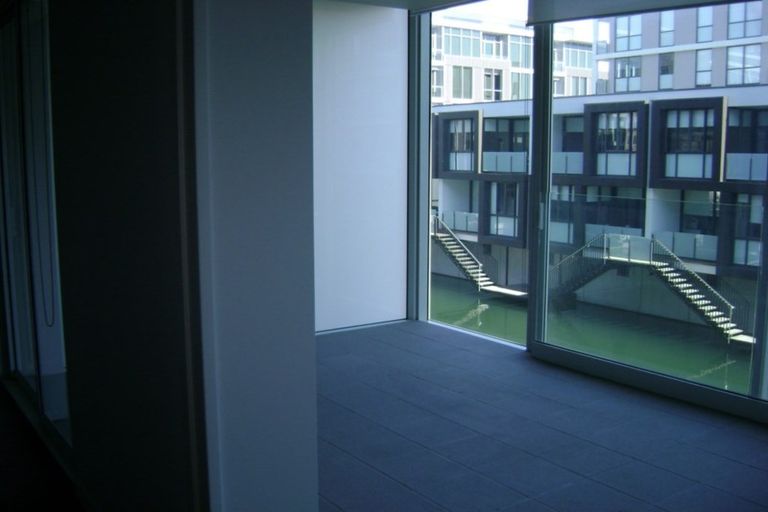 Photo of property in Stratis Apartments At Lighter Quay, 310/83 Halsey Street, Auckland Central, Auckland, 1010