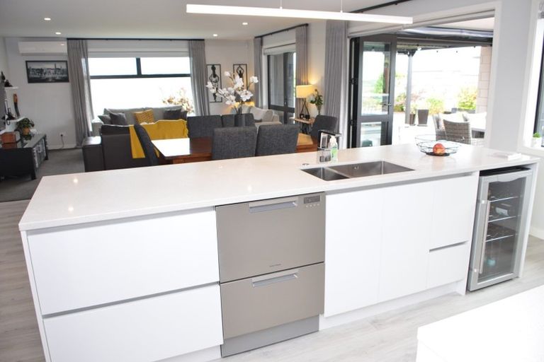 Photo of property in 2 Olive Close, Omokoroa, 3114