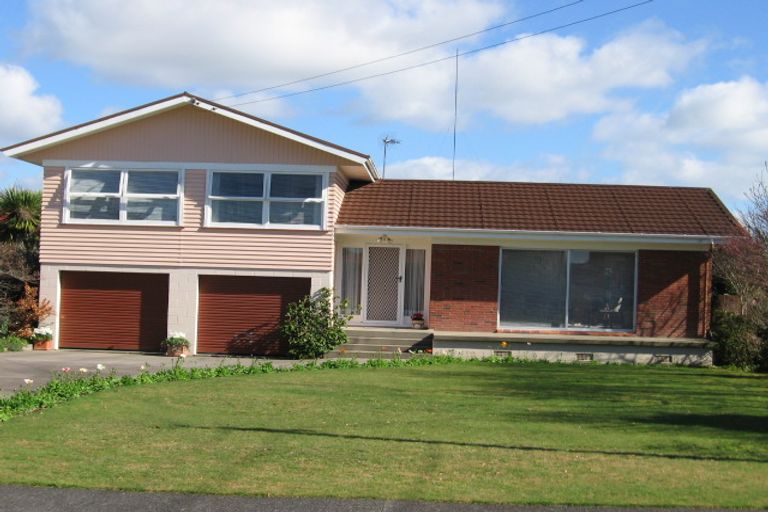 Photo of property in 16 Hill Crescent, Papakura, 2110